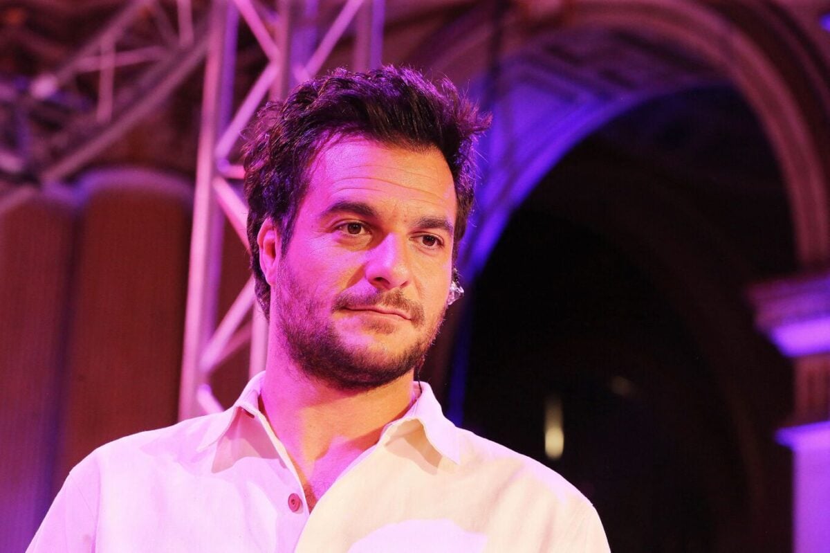 Amir endeuillé : confession intime et virage stratégique