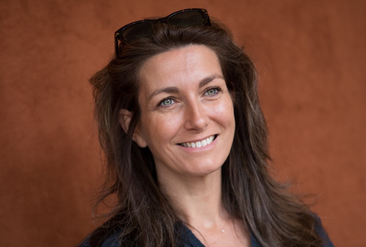 Anne-Claire Coudray et la veste en cuir rouge : un look de bureau révolutionné