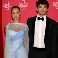 Charles Leclerc et Alexandra Saint Mleux : élégance et complicité lors du Bal de la Croix-Rouge à Monaco