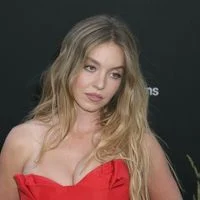 Sydney Sweeney : entre ironie, sex appeal et féminisme, une campagne publicitaire qui dérange et fascine
