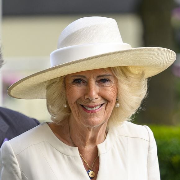 Camilla loin du roi Charles III, vacances grand luxe et controverses