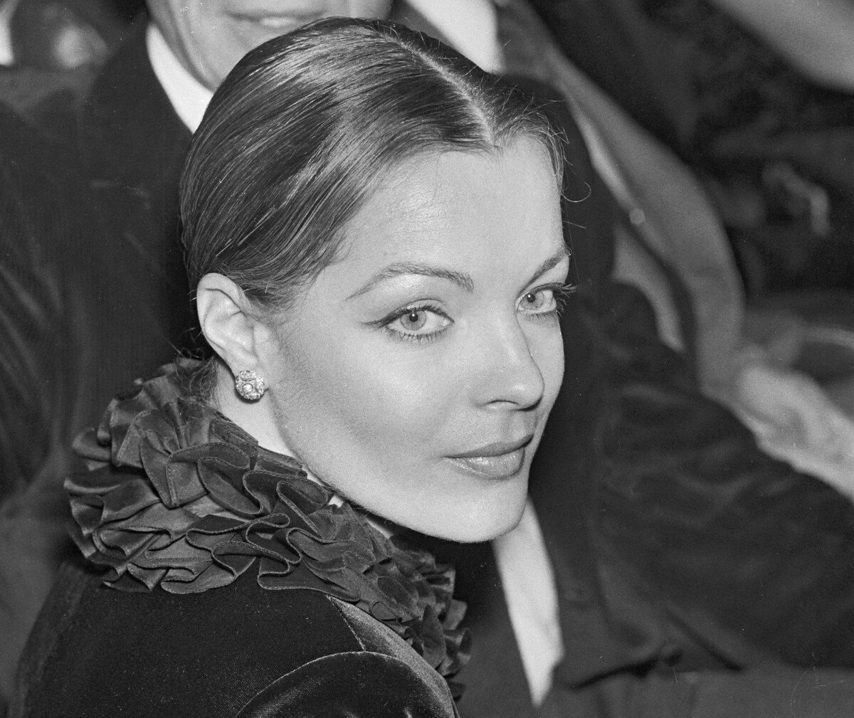 Romy Schneider : Photos bouleversantes des obsèques de son fils David, soutenue par Alain Delon