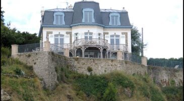 Nicolas Hulot : Découvrez sa Maison en Bretagne Rénovée pour 800 000 Euros en Harmonie avec la Nature
