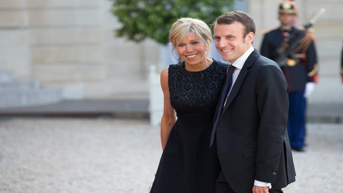 Brigitte Macron : La Robe Courte à Dentelle Qui a Lancé son Statut d'Icône Mode à l'Élysée en 2015