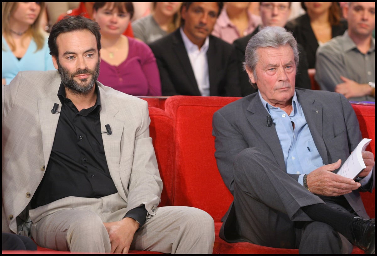 Alain Delon aurait 90 ans : Anthony Delon immortalise un hommage émouvant à Douchy avec des fleurs des fans