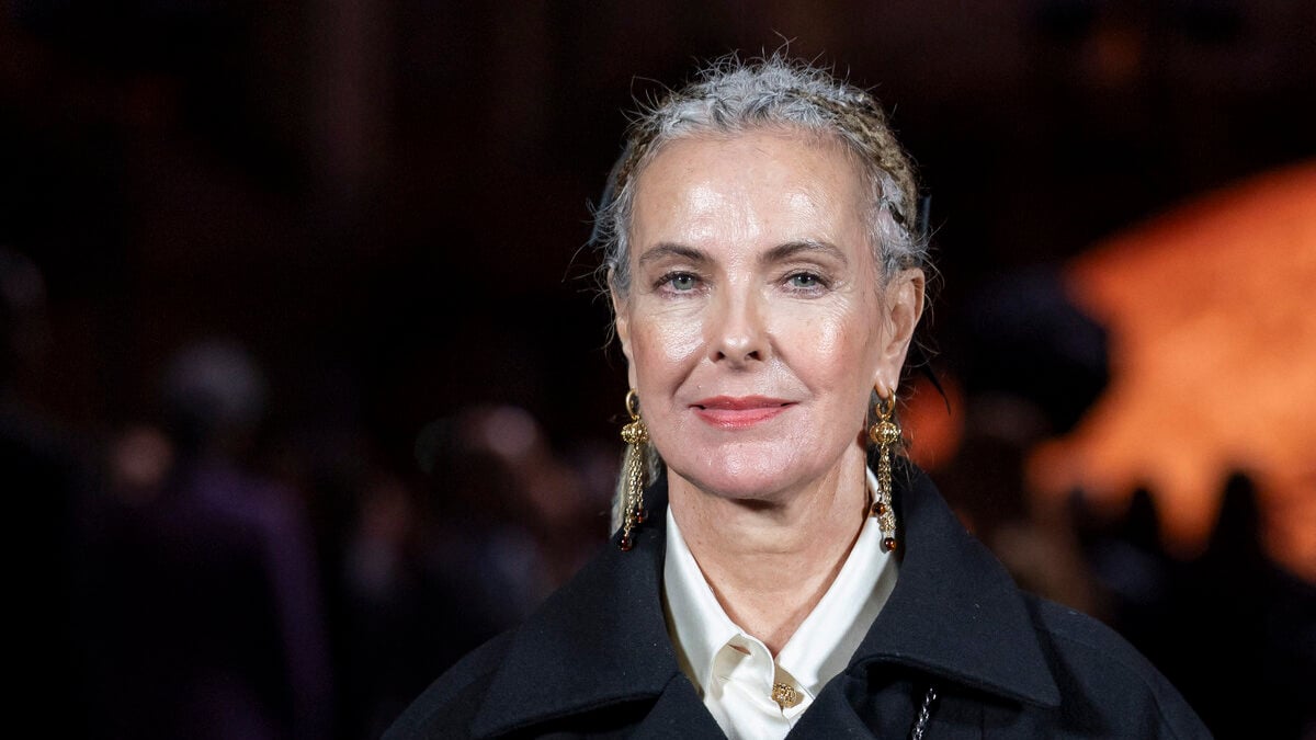 Carole Bouquet : Évanouissement Dramatique sur Scène lors d'un Hommage Émouvant à Samuel Paty