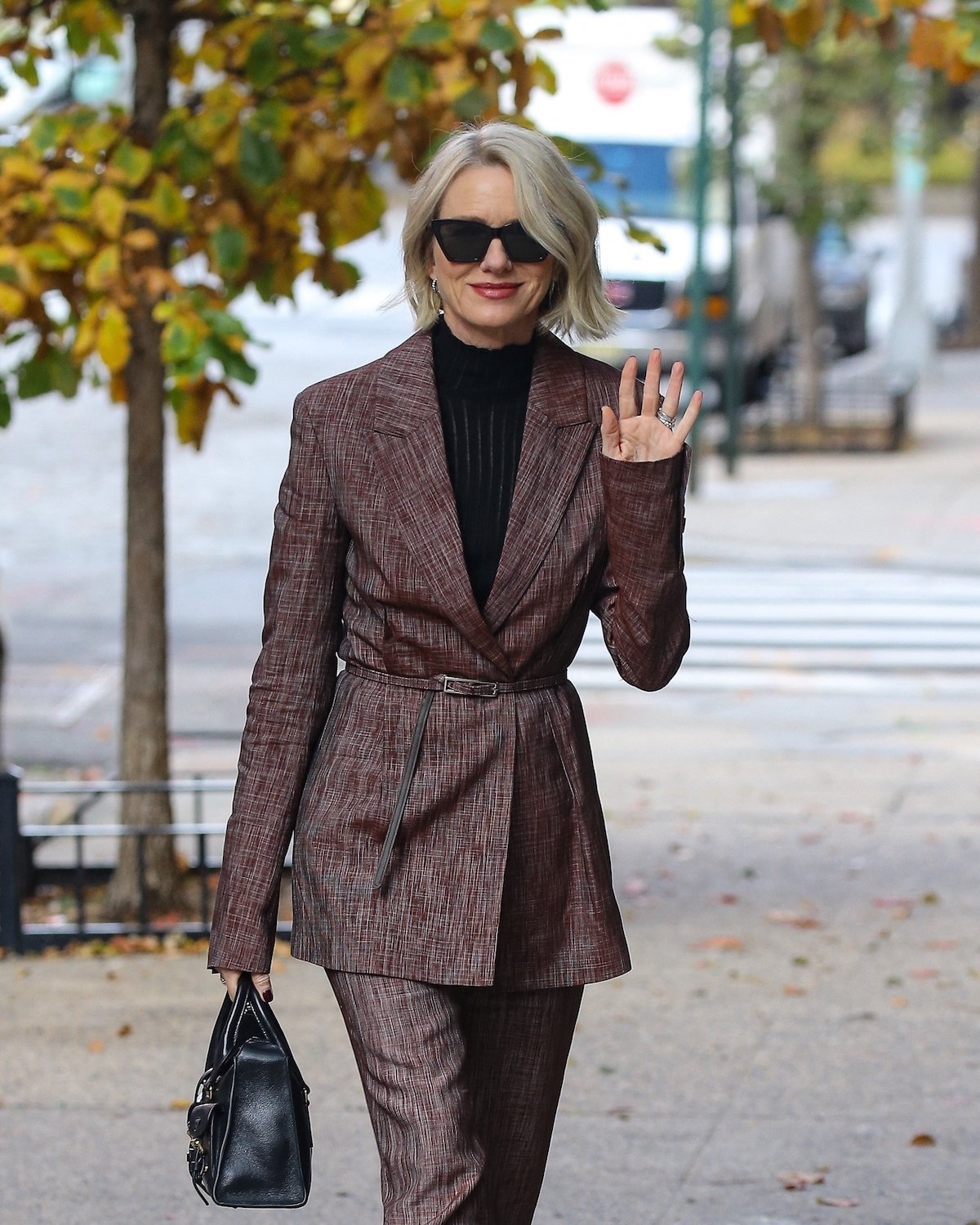 Naomi Watts à 57 ans : Le tailleur marron incontournable de l’automne