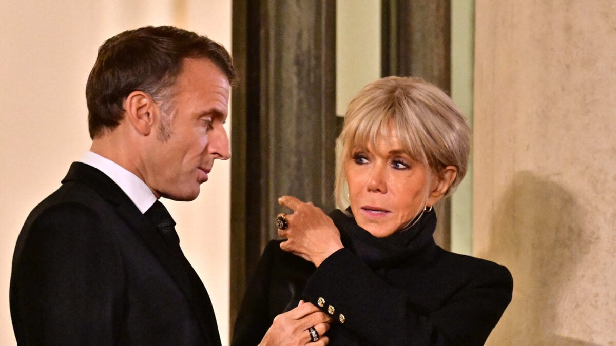 Brigitte Macron surprend avec des lunettes de soleil bleues lors des hommages du 13-Novembre 2025 | Style et Émotion