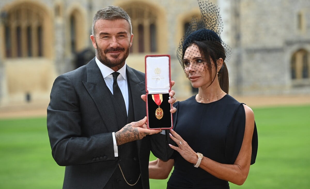 David Beckham Chevalier par Charles III : Hommage Émouvant à Victoria et Tenue Symbolique Inoubliable