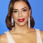 Eva Longoria : Décolleté Audacieux et Transformation Capillaire Rétro au Global Gift Gala à Paris