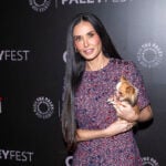 Demi Moore Éblouissante en Mini-Robe Gucci avec son Chien Pilaf sur le Tapis Rouge de Landman Saison 2