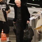 Paul Hogan (Crocodile Dundee) à 84 ans : il improvise une séance d’autographes mémorable à l’aéroport de Los Angeles !