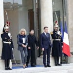 Brigitte Macron : Son Tailleur Denim Tendance et Rajeunissant Lors de la Visite de Volodymyr Zelensky en 2025