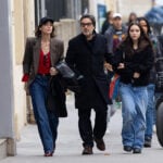 Émotion Intense à Paris : Charlotte Gainsbourg et Lou Doillon Inaugurent la Passerelle Jane Birkin en Hommage à Leur Mère