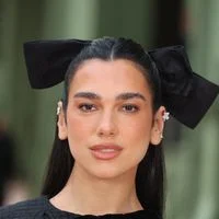 Dua Lipa illumine l'été en naked dress : une icône de sensualité assumée