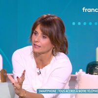 Faustine Bollaert : Son astuce pour protéger ses enfants de l'addiction aux smartphones