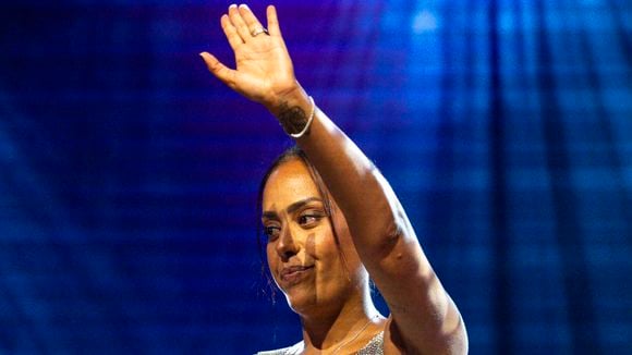Amel Bent en crop top : silhouette tonique et abdos visibles après 3 grossesses