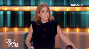 Léa Salamé et Amélie Nothomb : Un Rituel Chamanique Surprenant sur le Plateau de "Quelle Époque !" - Scène Inoubliable