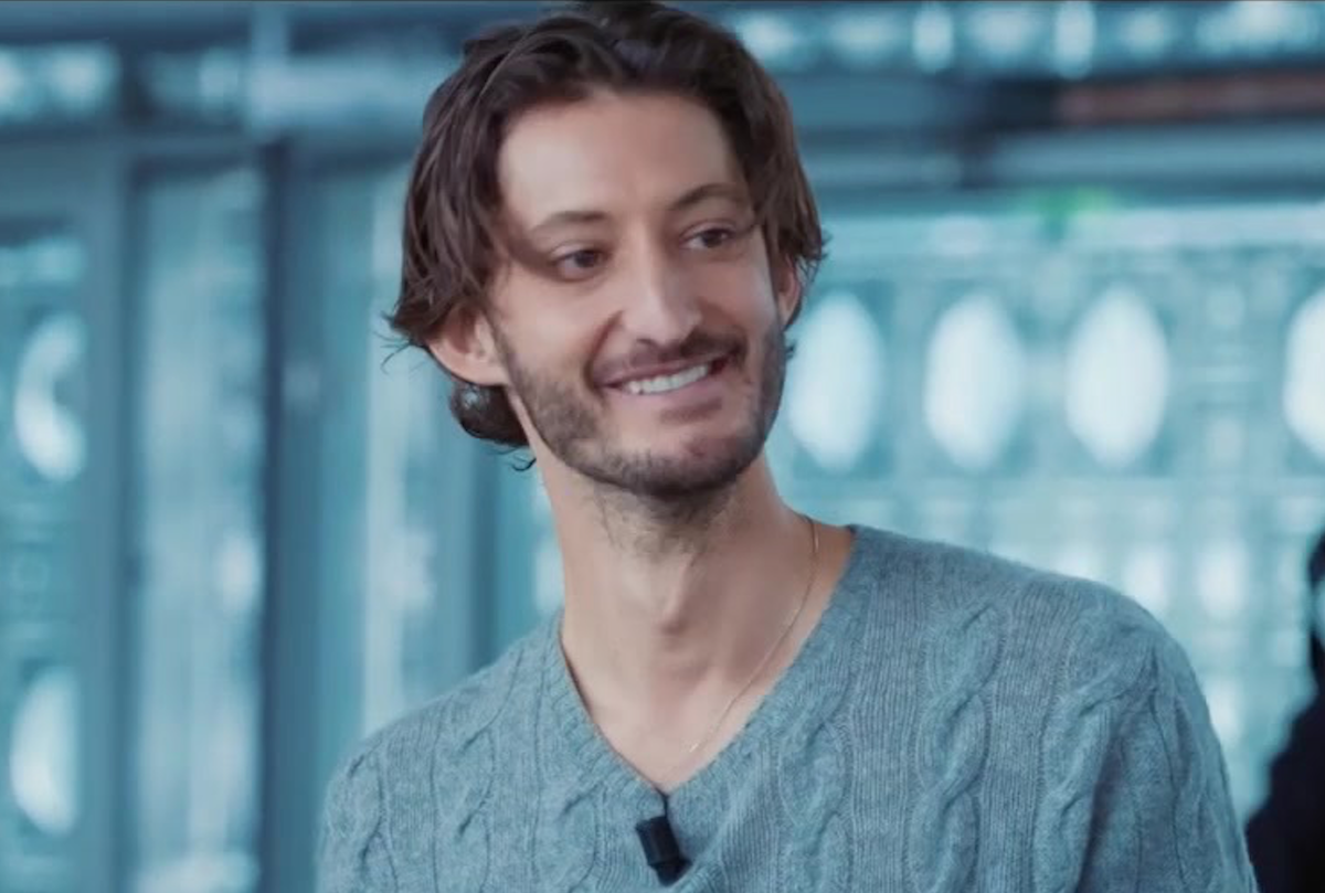 Pierre Niney en pleine panique au piano face aux journalistes du Papotin