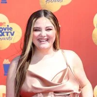 Megan Stalter icône body positive : sexy, décomplexée et engagée dans Too Much