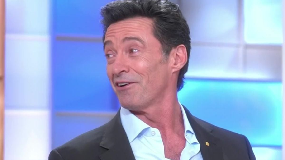Hugh Jackman propose un baiser à Anne-Élisabeth Lemoine sur C à vous : le moment complètement fou qui a enflammé les réseaux !