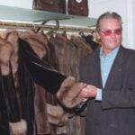 Alain Delon à Milan en 1997 : fourrures Annabella et l’élégance absolue d’une icône du cinéma français