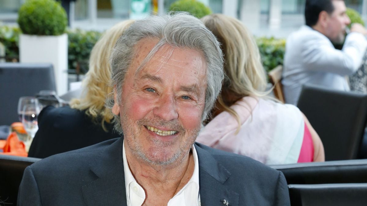 Alain Delon : L'Anecdote Inattendue où il a Dragé un Chroniqueur de Cyril Hanouna !