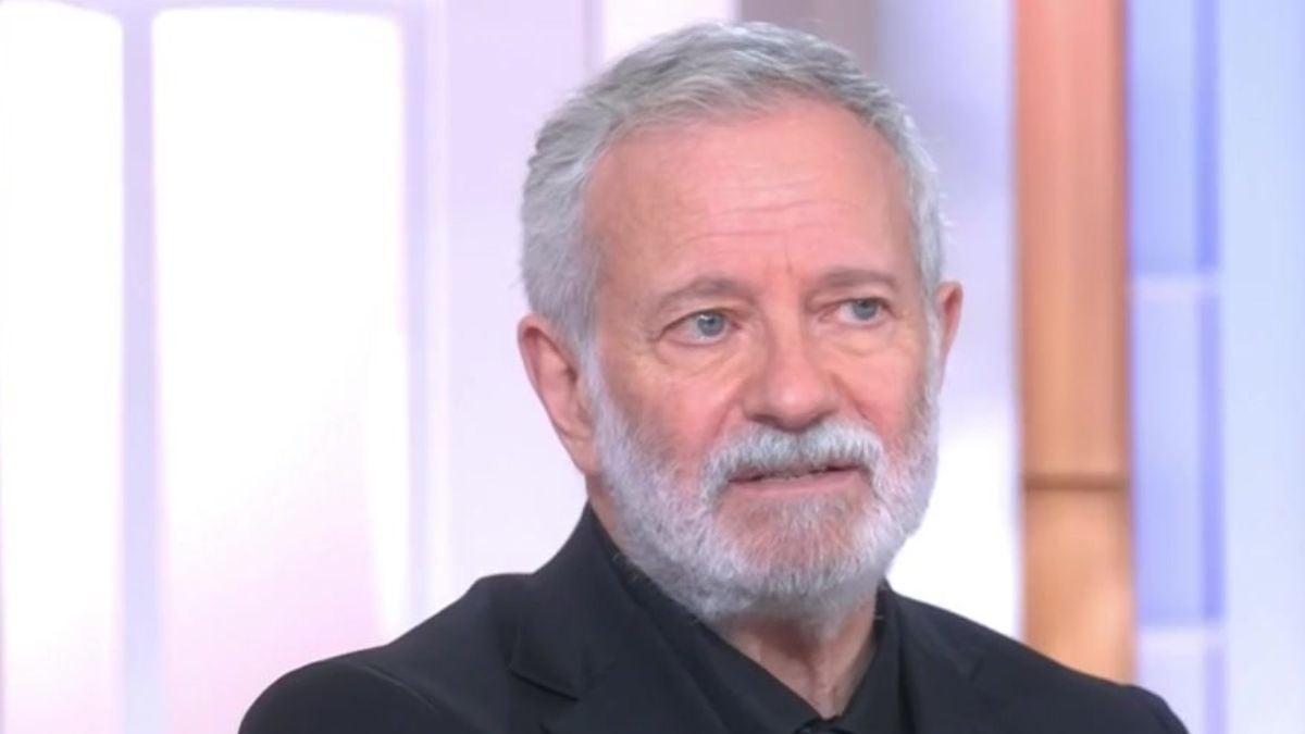 Francis Huster : sa technique surprenante pour suivre les résultats du foot sur scène