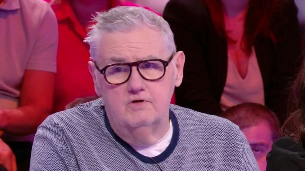 Pierre Ménès : Quand le football médiatique laisse place à une retraite financièrement compliquée