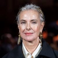 Carole Bouquet et Charlotte Casiraghi : Un Nouveau Look au Défilé Chanel