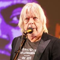 Renaud : Comment le Chanteur a Surmonté ses Addictions et Compensé avec de Nouveaux Plaisirs Selon sa Fille Lolita