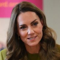 Kate Middleton Éblouit en Total Look Vert : Un Hommage à Victoria Beckham