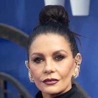 Catherine Zeta-Jones éblouit à l'avant-première de Mercredi saison 2
