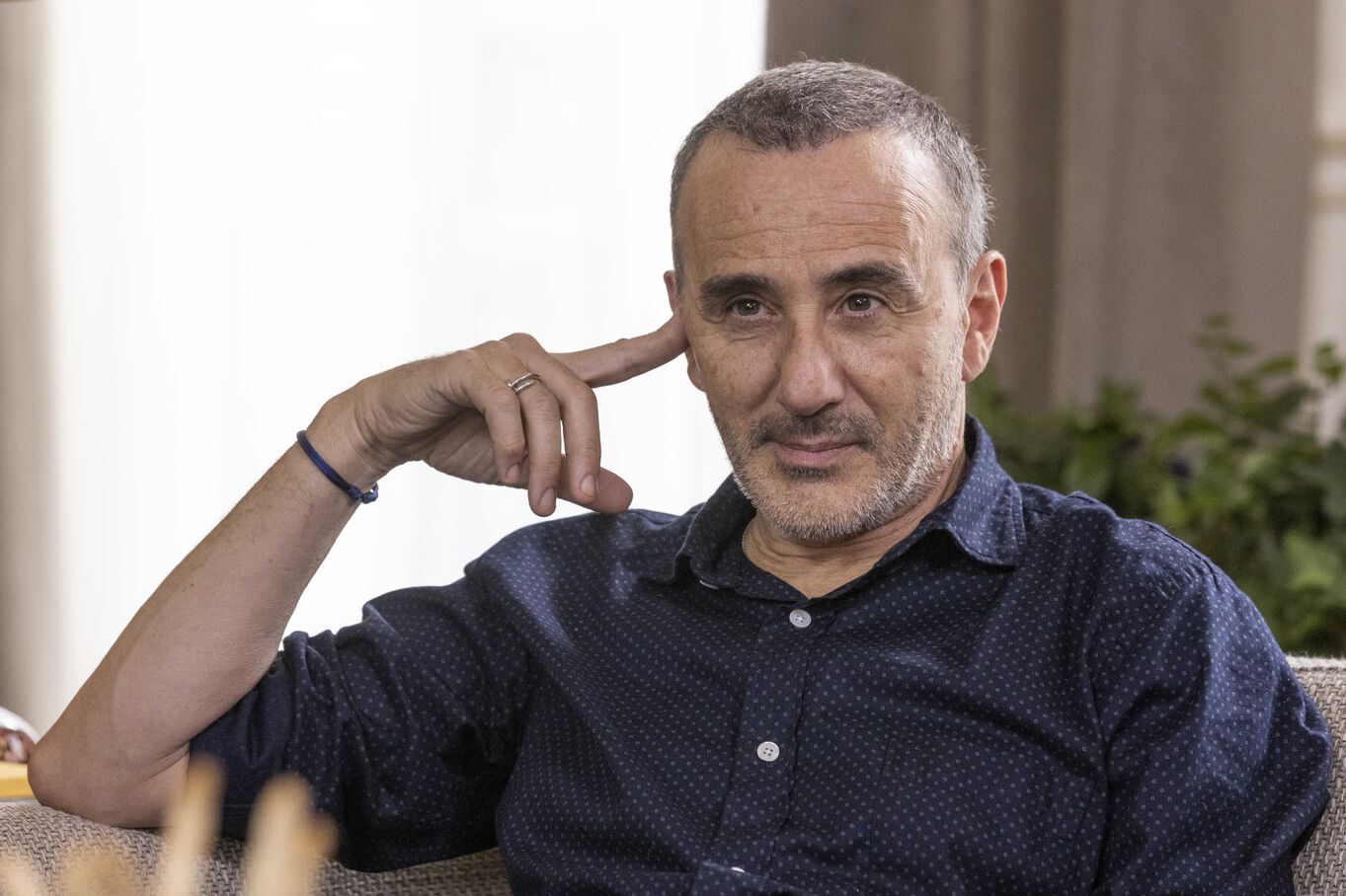 Elie Semoun Papa à 61 Ans : Sa Réponse Piquante aux Critiques sur la Paternité Tardive