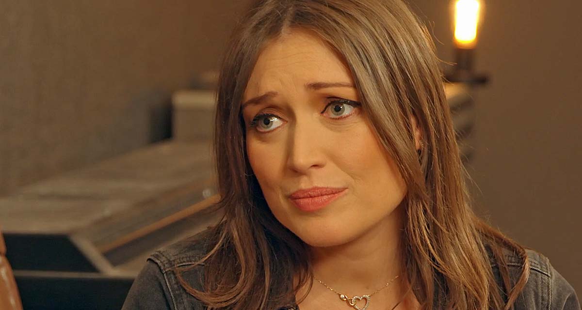 Fin des Mystères de l'Amour 2025 : Elsa Esnoult se confie sur la maternité, son album et l'avenir de Fanny