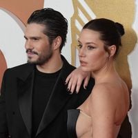 Adèle Exarchopoulos recadre les fans de François Civil sur le tapis rouge