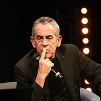 Thierry Ardisson est mort à 76 ans : retour sur la carrière, les secrets et la maladie de l’homme en noir