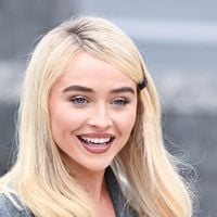Sabrina Carpenter enflamme la toile en robe dos-nu et annonce un album événement