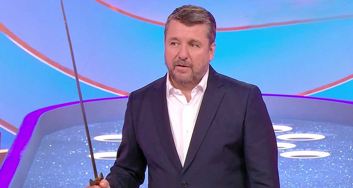 Bruno Guillon brandit une épée sur Chacun son tour
