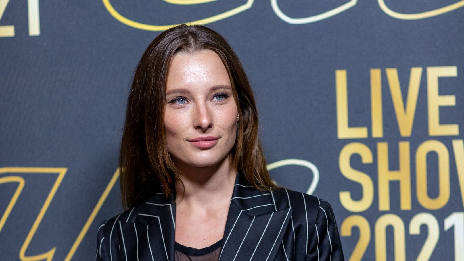 Ilona Smet : Découvrez sa Transformation Post-Partum avec une Frange Rideau et des Cheveux Bruns Irrésistibles