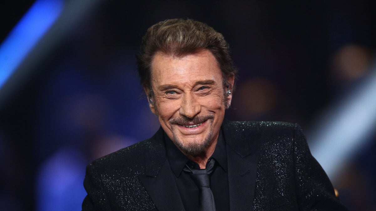Hommage Émouvant à Johnny Hallyday : Laeticia et Joy sur sa Tombe à Saint-Barthélemy