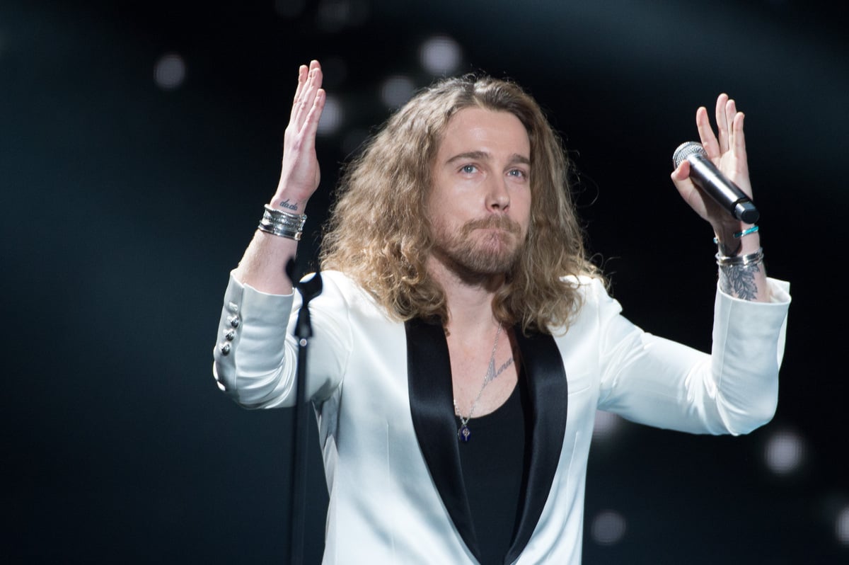 Julien Doré en string sur scène ? Le chanteur victime d’un énorme problème de boxer en concert !