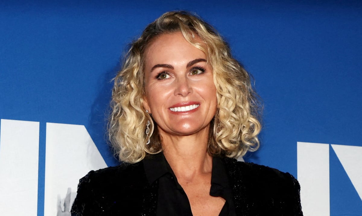 Laeticia Hallyday et le jean patte d'éléphant : le secret d'une silhouette parfaite après 50 ans