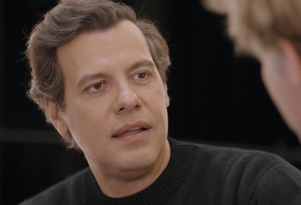 Laurent Lafitte Défie Laurent Delahousse : Moments Hilarants en Talons Hauts sur France 2