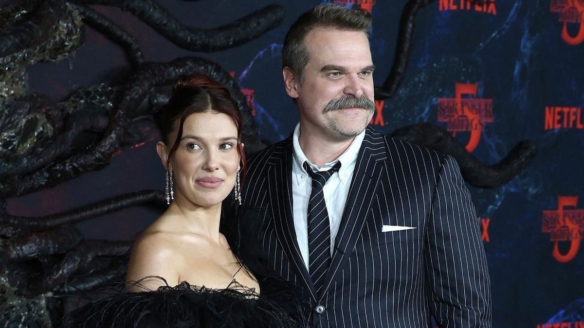 Millie Bobby Brown et David Harbour : Complices Malgré les Accusations de Harcèlement à la Première de Stranger Things Saison 5 !