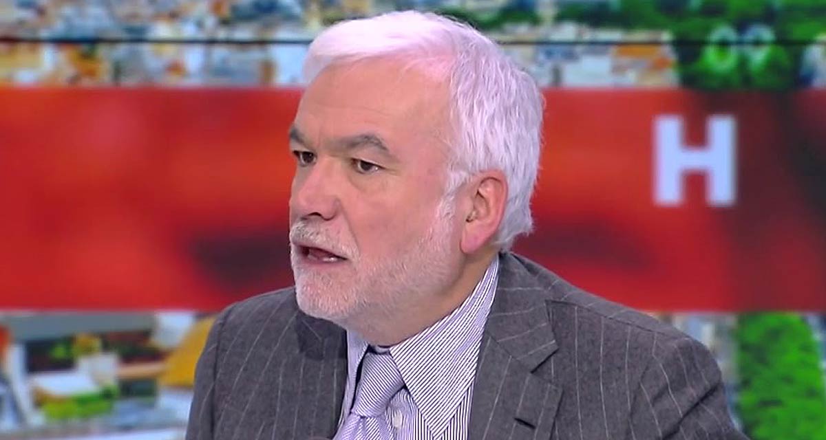 « Vous êtes des c*ns ! » : Pascal Praud explose en direct sur CNews contre Éric Dupond-Moretti
