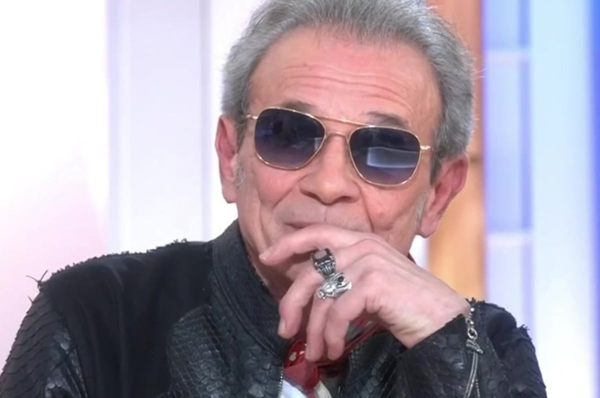 Philippe Manoeuvre : l’incident du soutien-gorge sur scène qui a fait le buzz (et c’était destiné à LUI !)