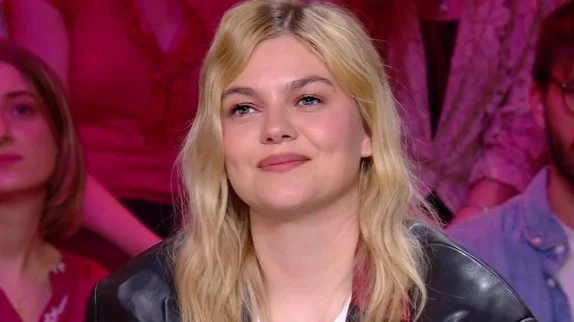 Louane à l’Eurovision 2025 : un hommage poignant à sa mère à travers la chanson "maman"