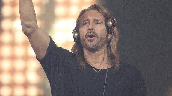 « Une catastrophe » : Bob Sinclar pousse un coup de gueule contre les téléphones en concert