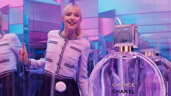 Angèle séduit l'Asie avec 'A Little More' et Chanel : Analyse des classements
